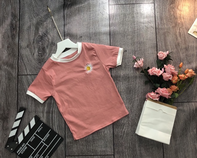 Áo croptop thêu hoa cúc