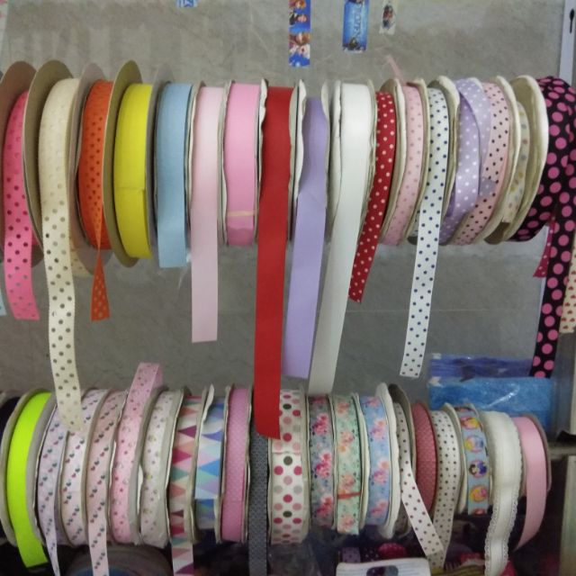 Sỉ phụ kiện, nguyên liệu làm cột, kẹp tóc handmade. Gồm ribbon hoạ tiết, center hoạt hình, cài áo, bờm inox, thun cột...