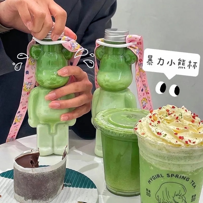 Chai nước Bearbrick 700ml tặng kèm dây đeo cực chất