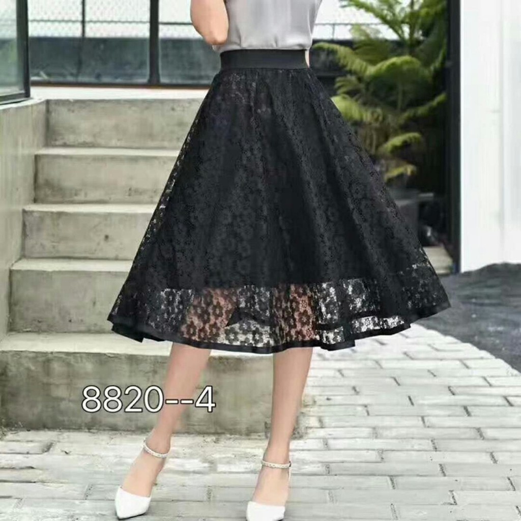 Chân váy ren hoa trên gối thời trang