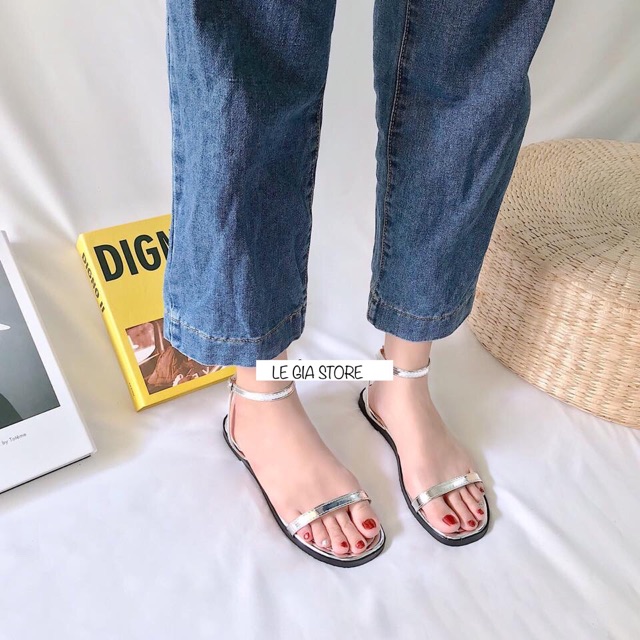 Sandal quai mảnh.