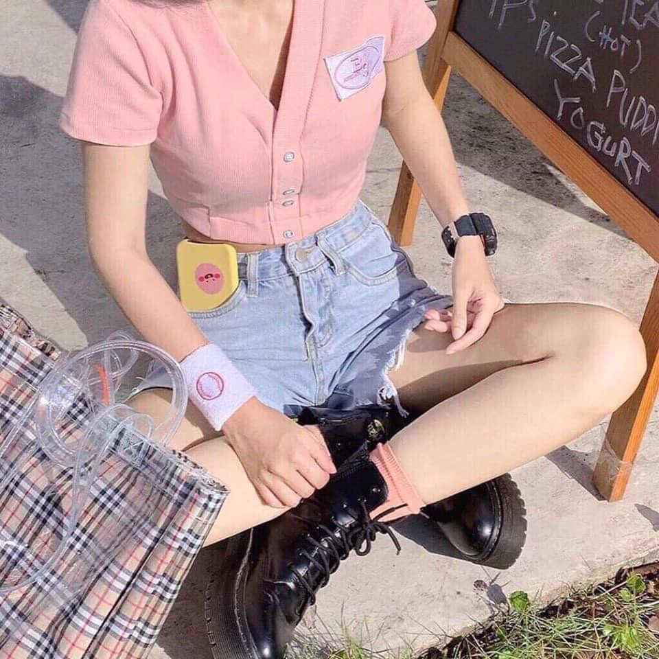 HÌNH_THẬT_CUỐI] Áo croptop cổ V gài nút thêu logo