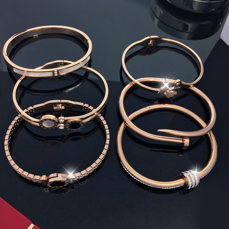 Vòng tay thép titan mạ vàng 18K sang trọng