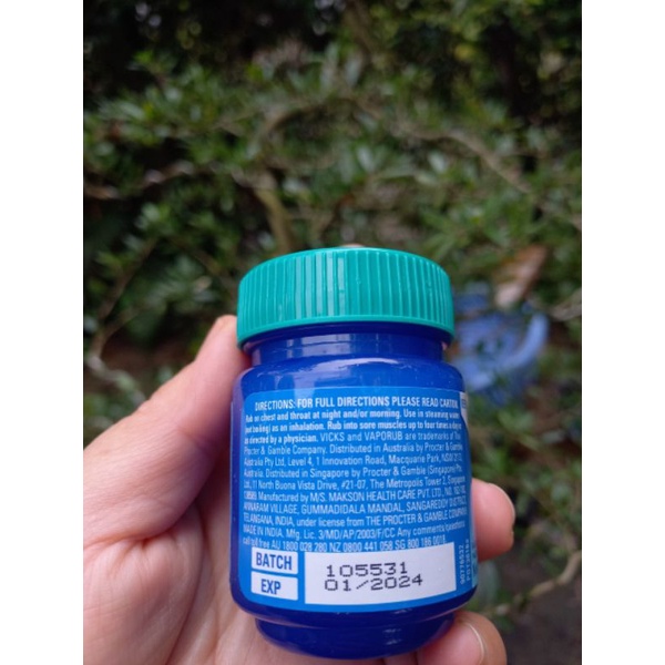 Dầu VICKS VAPORUB 50g  của Úc giảm ho, chống ngạt cho bé trên 2 tuổi và người lớn