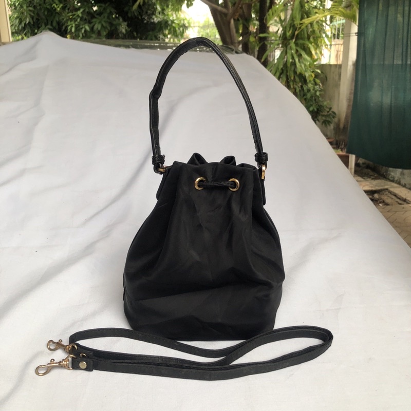 Túi chuẩn si. Túi qua sử dụng. Khách vui lòng xem hình nếu muốn biết thêm thông tin sản phẩm mời khách vô chat. Thanks z