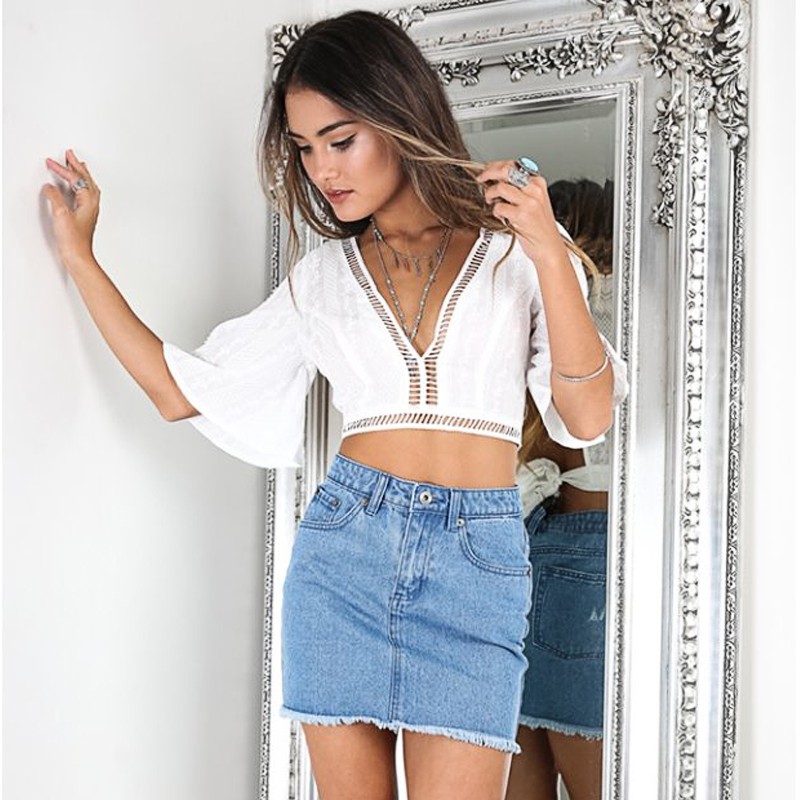 Áo lửng viền ren cổ V sâu gợi cảm cho nữ | BigBuy360 - bigbuy360.vn