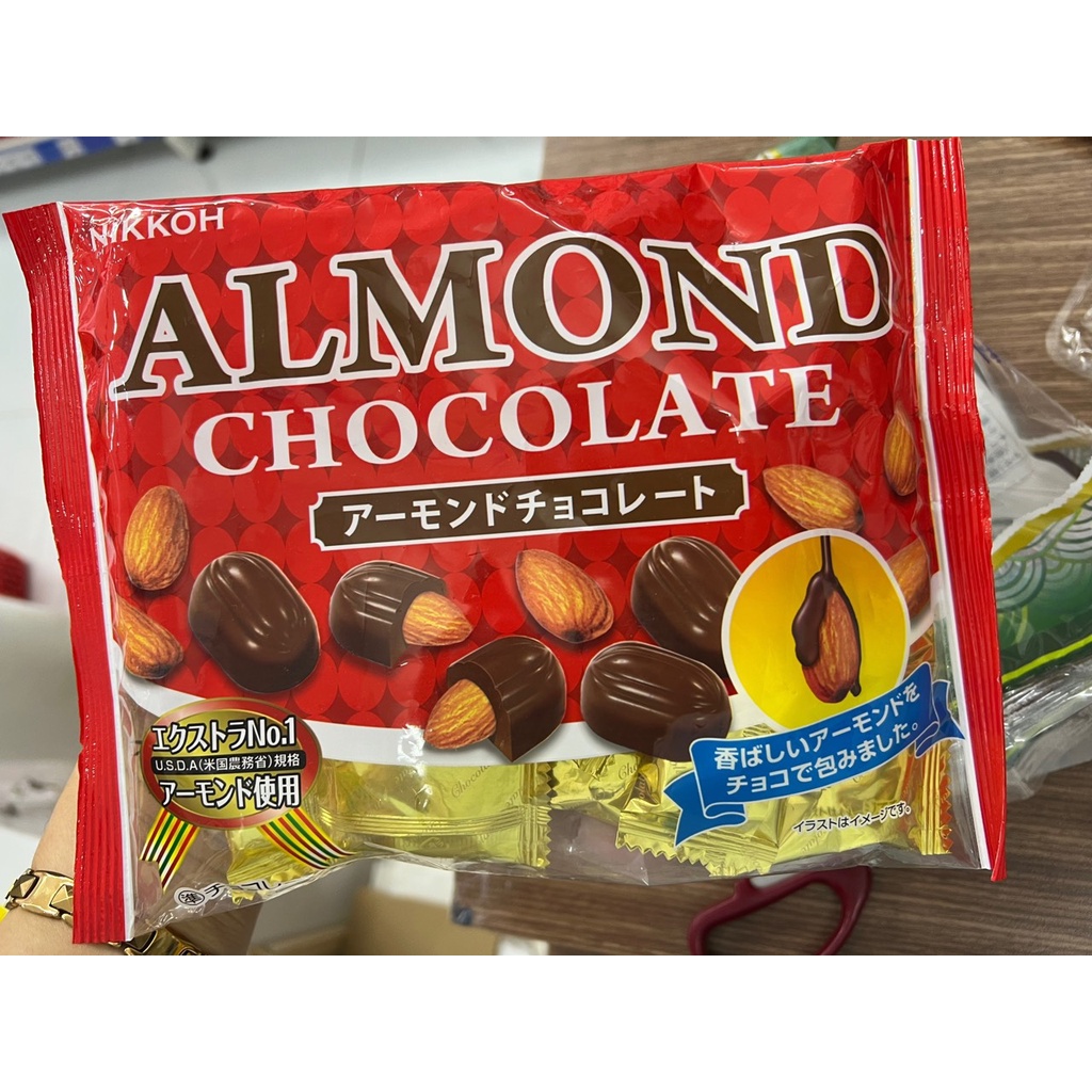 Sô cô la nhân hạnh nhân Almond Chocolate Nikkoh Nhật Bản 106g