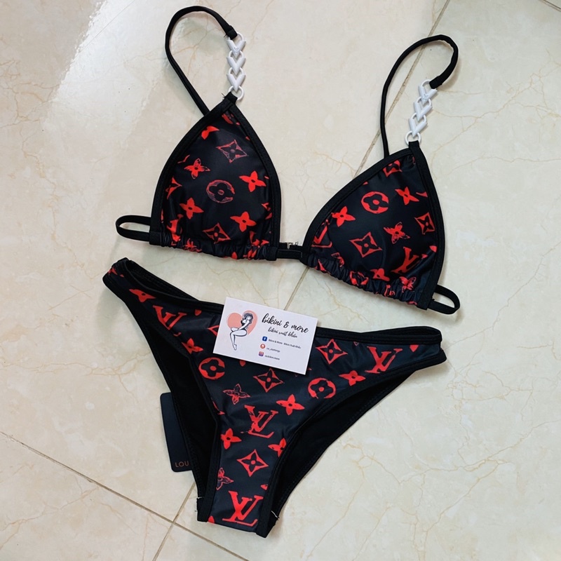 [BKN1377] &lt;BRAND&gt; SET BIKINI LV CHAIN ĐEN CHỮ ĐỎ