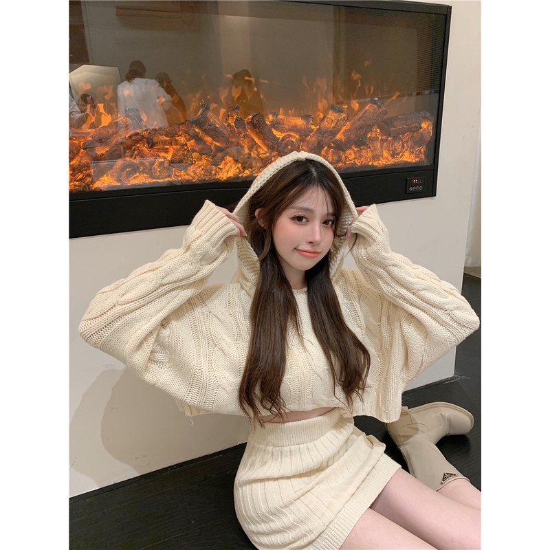 Set len gồm áo croptop nón + chân váy ngắn ôm cá tính