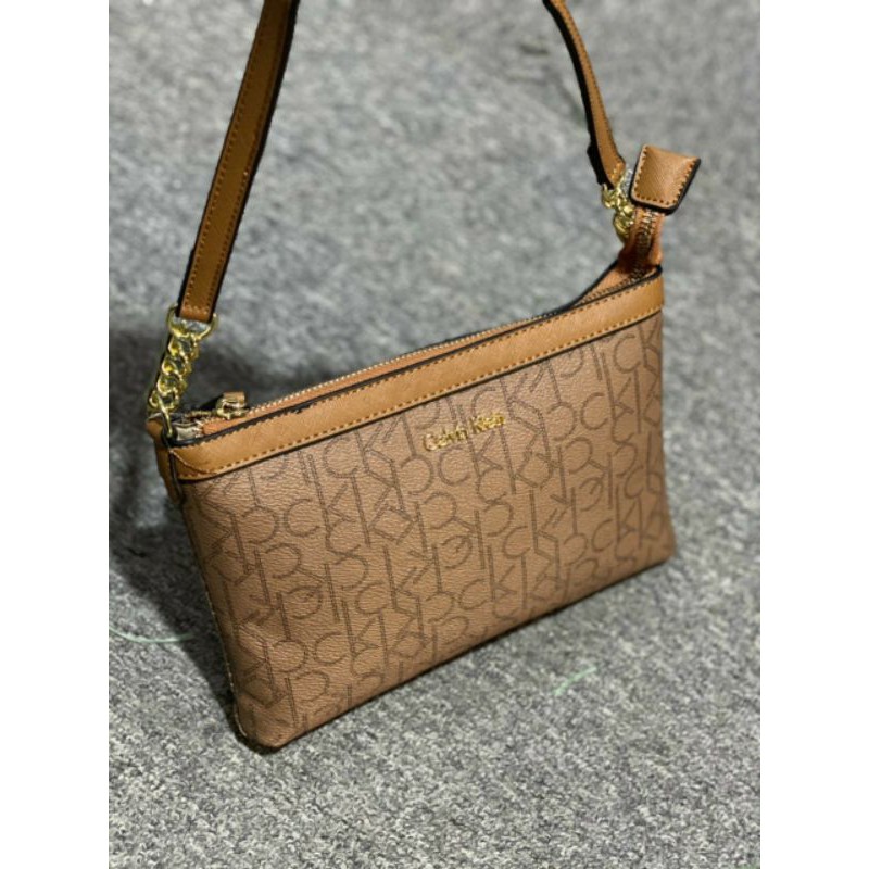 Túi kẹp nách chữ C K size 22cm 2 dây đeo chéo