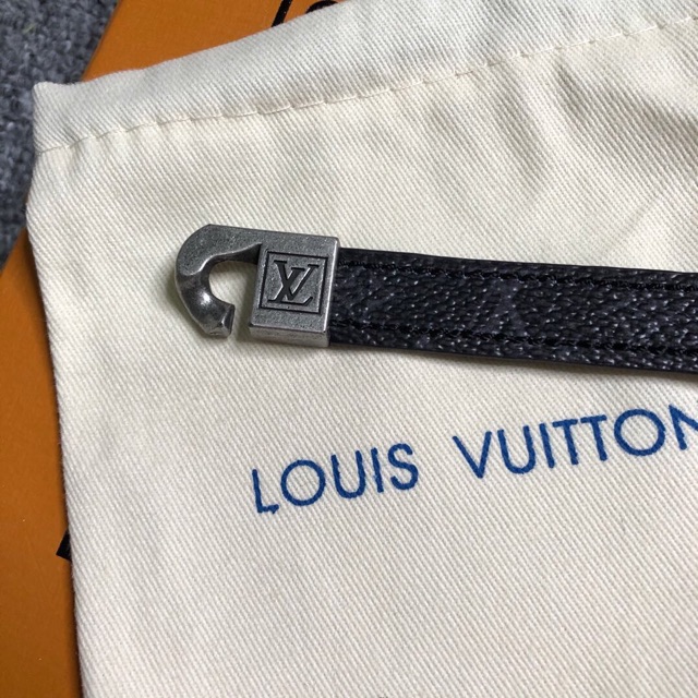 Vòng tay L0uis Vuitt0n monogram leather bracelet