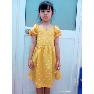 đầm hở lưng cột dây.
