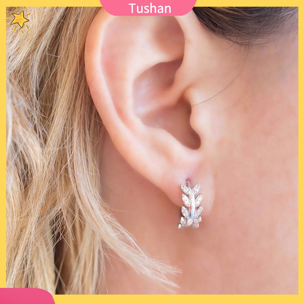 Hoa tai Huggie thiết kế chiếc lá đính đá cho nữ