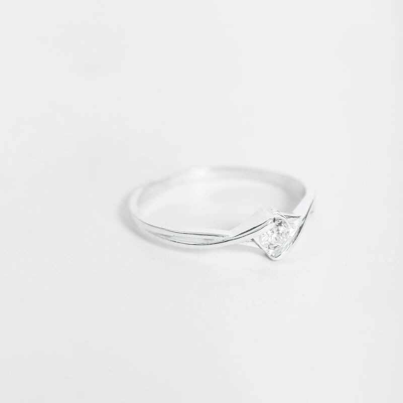 Nhẫn bạc nữ 925 có bảo hành Bling It thiết kế đơn giản, nữ tính với kiểu dáng vòng xoắn đính hạt đá BIN284