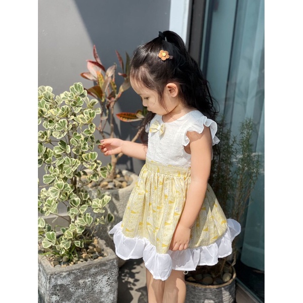Yếm vàng Lennco buộc nơ sau cho bé gái