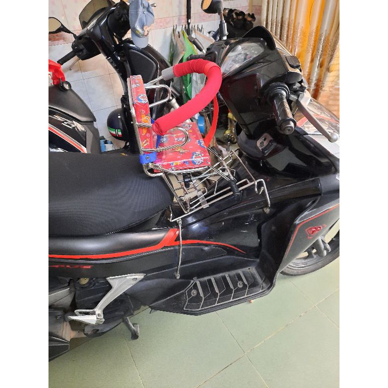 Ghế ngồi xe máy cho bé xe Air Blade có vòng bảo vệ chân ngắn