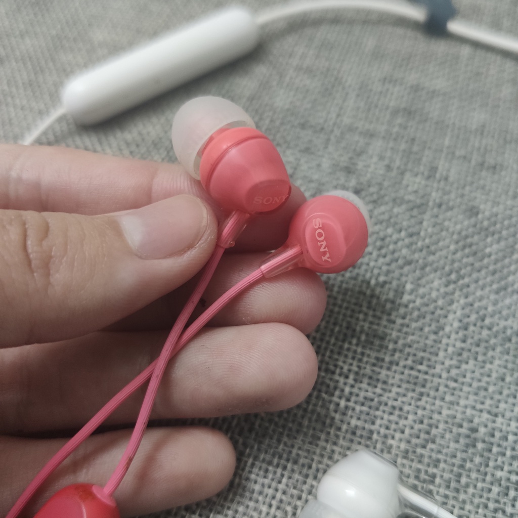 Puki shop / Tai nghe Bluetooth Sony wi-c300  like new tặng 1 đôi núm phụ sony