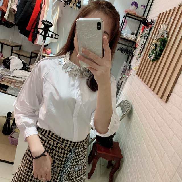 Áo sơ mi trắng cổ lá cách điệu