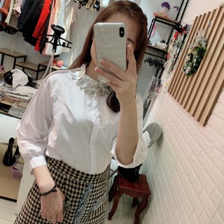 Áo sơ mi trắng cổ lá cách điệu
