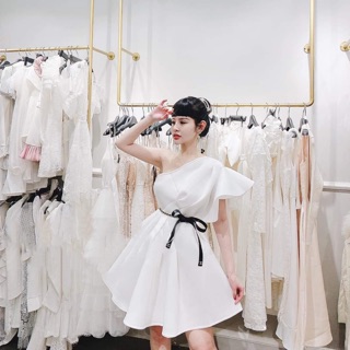 Đầm xòe lệch vai xếp li