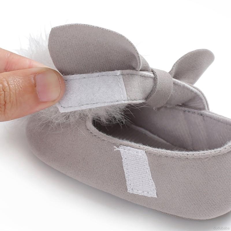 Giày em bé đế mềm chống trượt đính quả bông cho bé 0-18 tháng tuổi