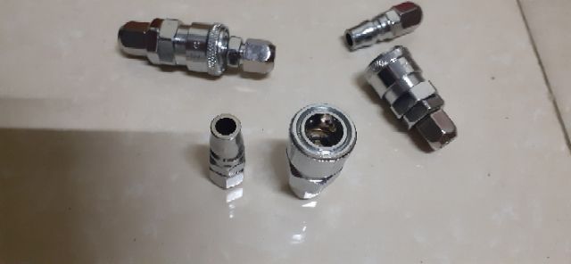 Đầu nối dây hơi với máy nén khí và súng