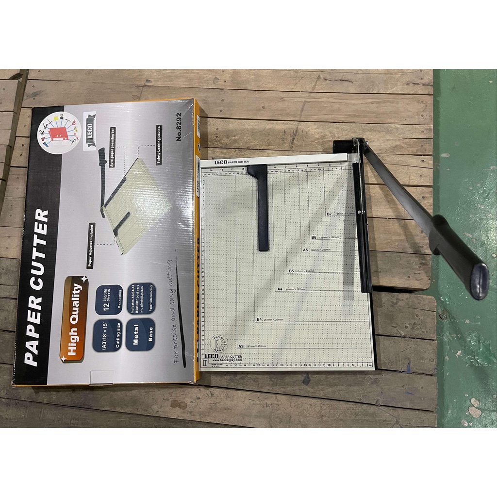 Bàn cắt giấy Leco sắt khổ A3, chắc chắn, có thanh cố định giấy, mẫu mã đẹp, nhẹ, thích hợp cho văn phòng phẩm