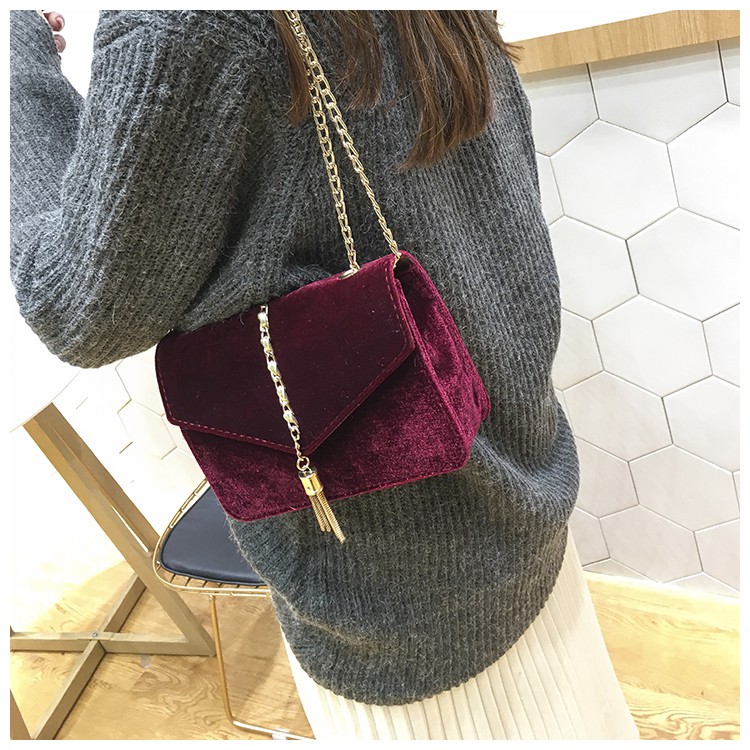 Túi Đeo Chéo Vải Nhung Mềm Mại Phối Khóa Tua Rua