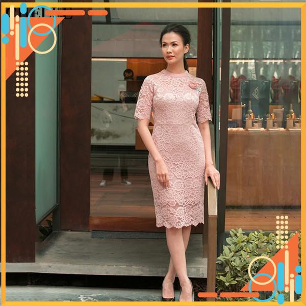 Đầm ren ôm thời trang cao cấp cổ tròn tay lửng ngực kết hoa C63F19T201