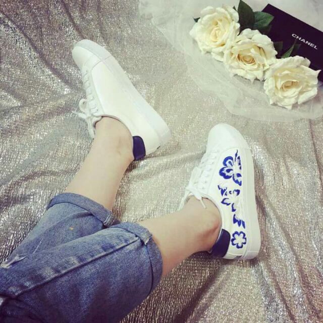 Giày  bata sneasker Zara onweb, hàng Việt Nam xuất khẩu, đi bền và êm. Hoa xanh thêu nổi bật trên nền trắng, đầy cá tính