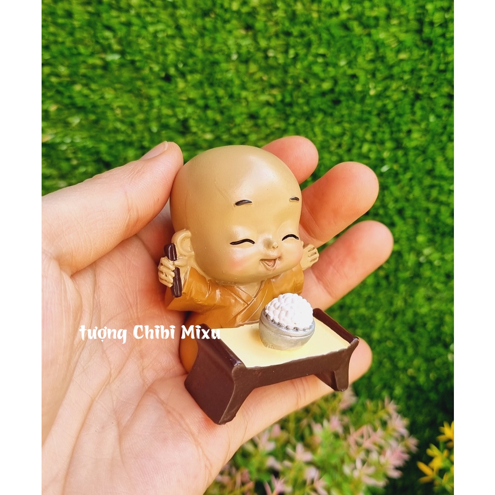 Tượng chú tiểu áo nâu nhí 7cm mẫu ăn cơm đáng yêu