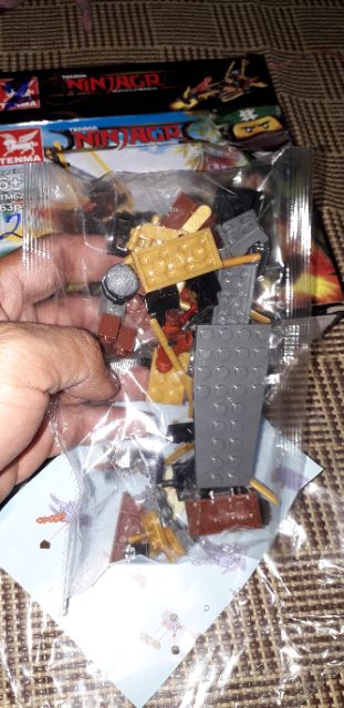 Lắp ráp 1 hộp LegoNinjagh 6203 có nhiều chi tiết bằng nhựa ABS