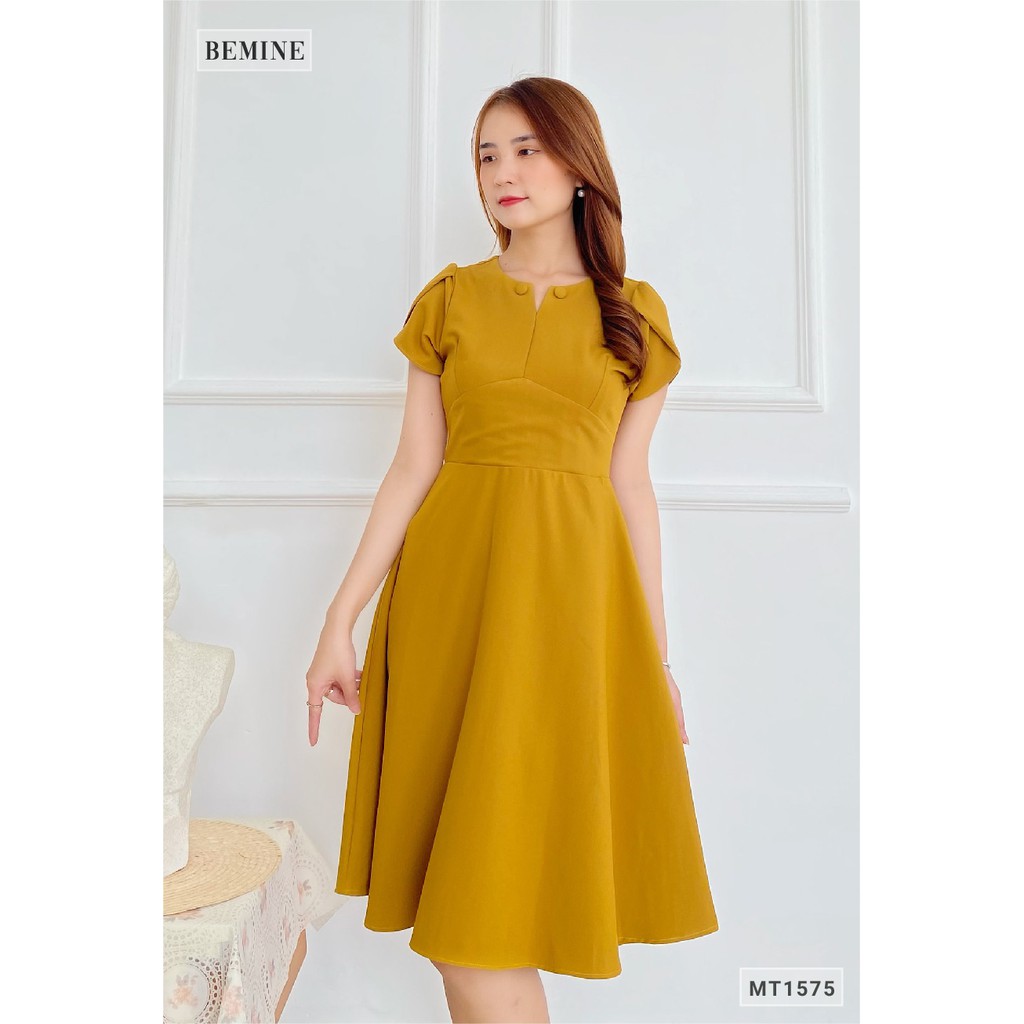 Đầm cổ đính 2 nút bọc tay búp sen BEMINE MT1575VANG | BigBuy360 - bigbuy360.vn