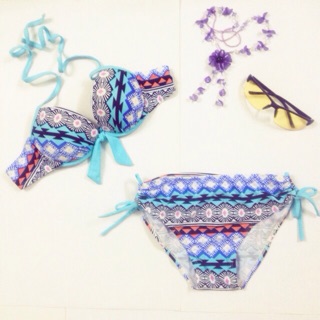Bikini thiết kế kiểu dáng quần buộc dây 2 bên, hoạ tiết thổ cẩm xanh.