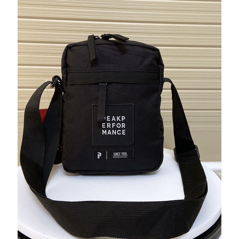 Túi đeo chéo mini nam nữ thời trang Peak Performance Andy Bag basic vừa ipad chống nước QASA | BigBuy360 - bigbuy360.vn