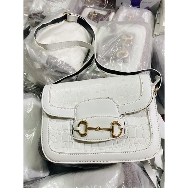 Túi đeo chéo khoá hàng xưởng may