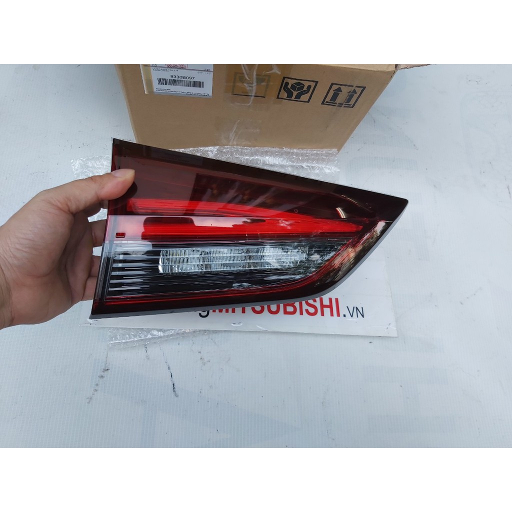 Đèn hậu miếng trong trên cốp xe Mitsubishi Xpander