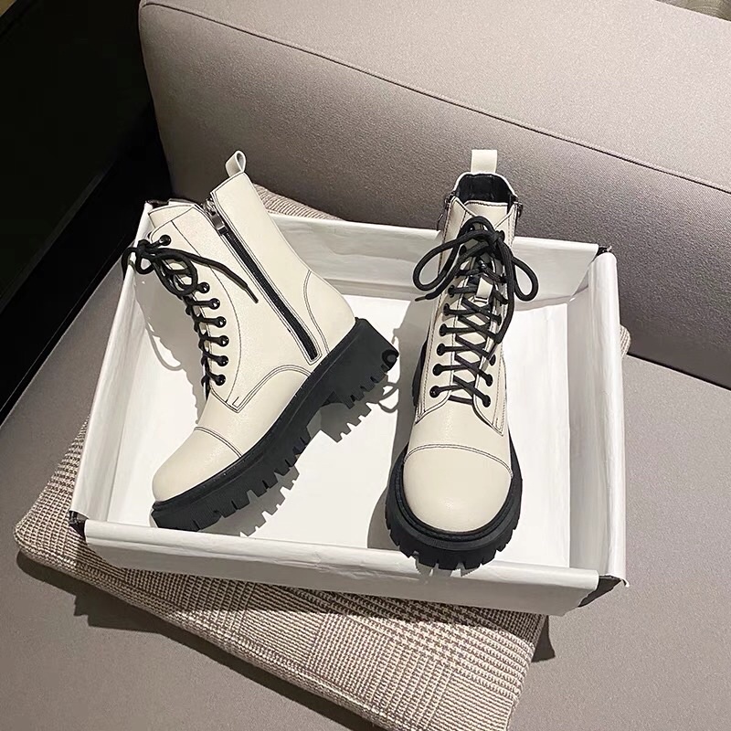 Boots trắng gót đen cao 5p dễ dàng phối đồ