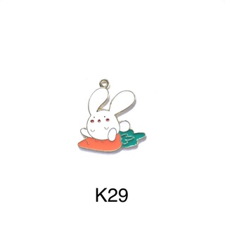 Charm kim loại thỏ ôm cà rốt