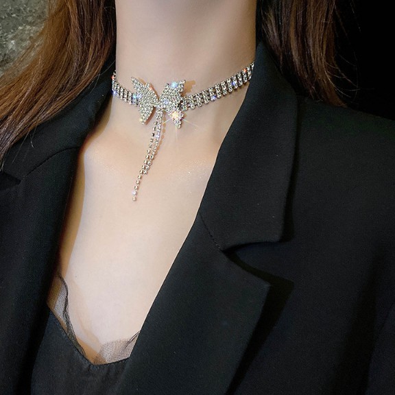 Set Choker + Khuyên tai hình bướm hot trend 2020 đi tiệc cực sang