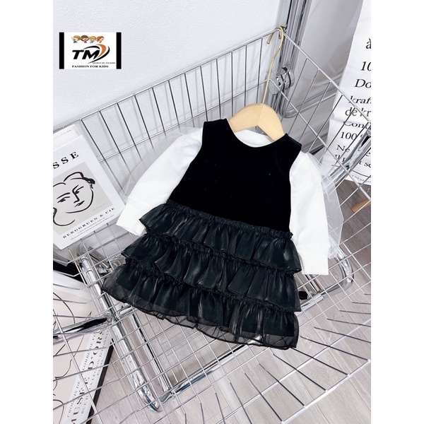 Váy đen tầng + áo trắng tay ren bé gái