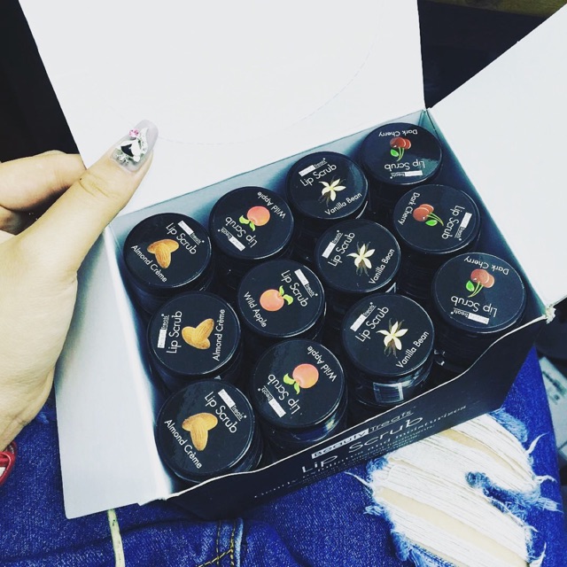 Tẩy da chết môi Beauty Treats