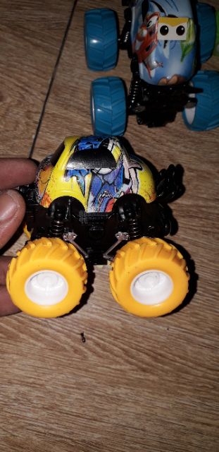 Xe mô hình chạy chớn bằng nhựa rất đẹp như hình chạy địa hình