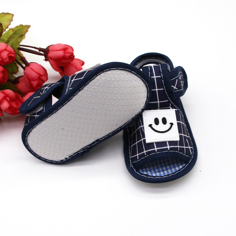 Giày quai hậu đế mềm chống trượt dành cho bé tập đi