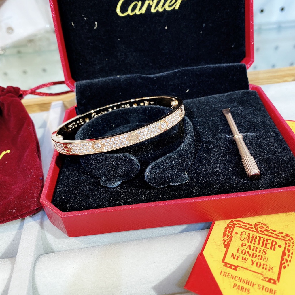 Vòng tay titan nữ CATIER đính full đá Xoàn có dập logo bên trong kèm Full Box - Có kèm vít mở khoá và đính xoàn hột chủ