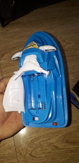 Mô hình 1 chiếc ca nô mô tô chạy dưới nước bằng nhựa tặng kèm pin