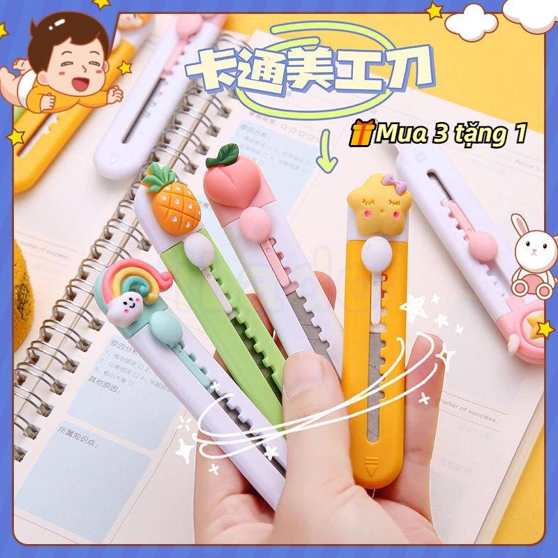 ⭐ iLado ⭐ 【1 PC】 Dao tiện ích dao mini Dao Rọc Giấy Bỏ Túi dao rọc giấy mini Mini móc khoá cute anime In Họa Tiết Hoạt Hình chất lượng cao Tiện Lợi Cuộn Rút dụng cụ mở thùng carton trang trí di động