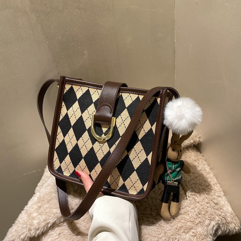 Túi tote họa tiết quả trám phối viền da nâu có khóa kéo style vintage P105