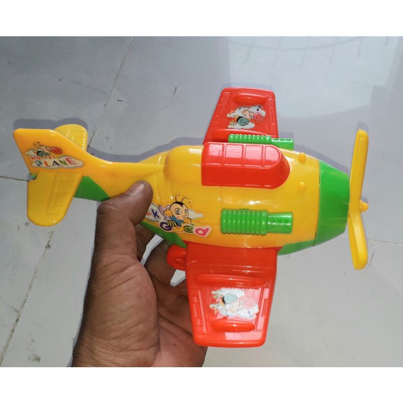 Một chiếc máy bay trực thăng bằng nhựa chạy chớn rất đẹp