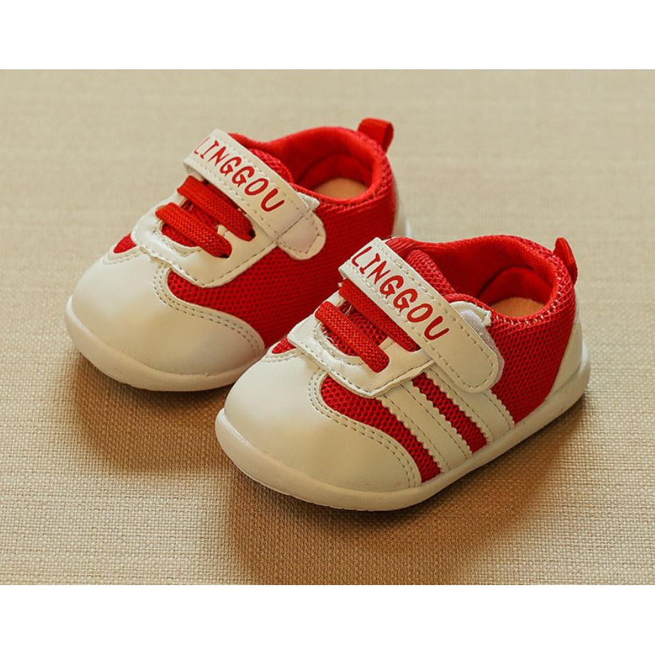 Giày thể thao trắng đỏ nổi bật cho bé tập đi